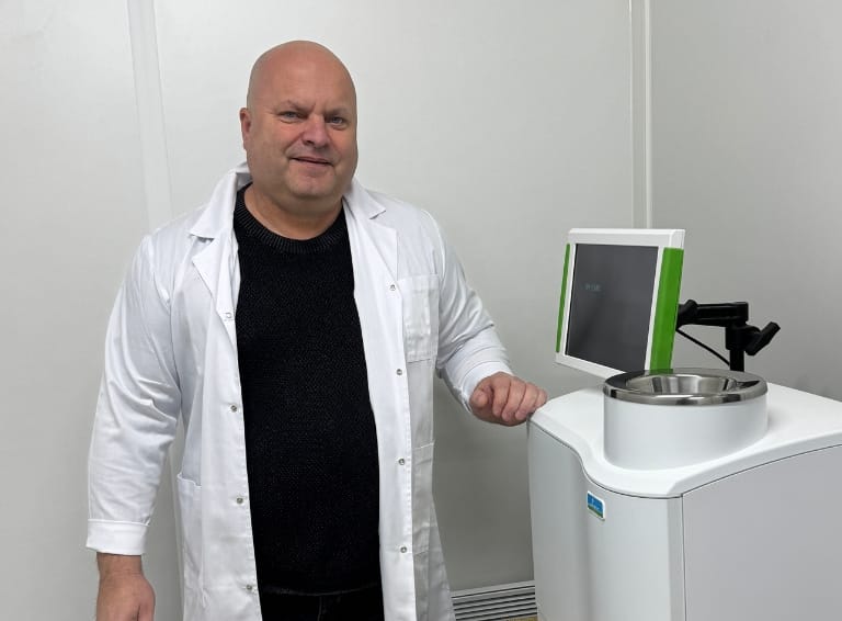 zdjęcie technologa mąki przy maszynie badającej parametry mąki